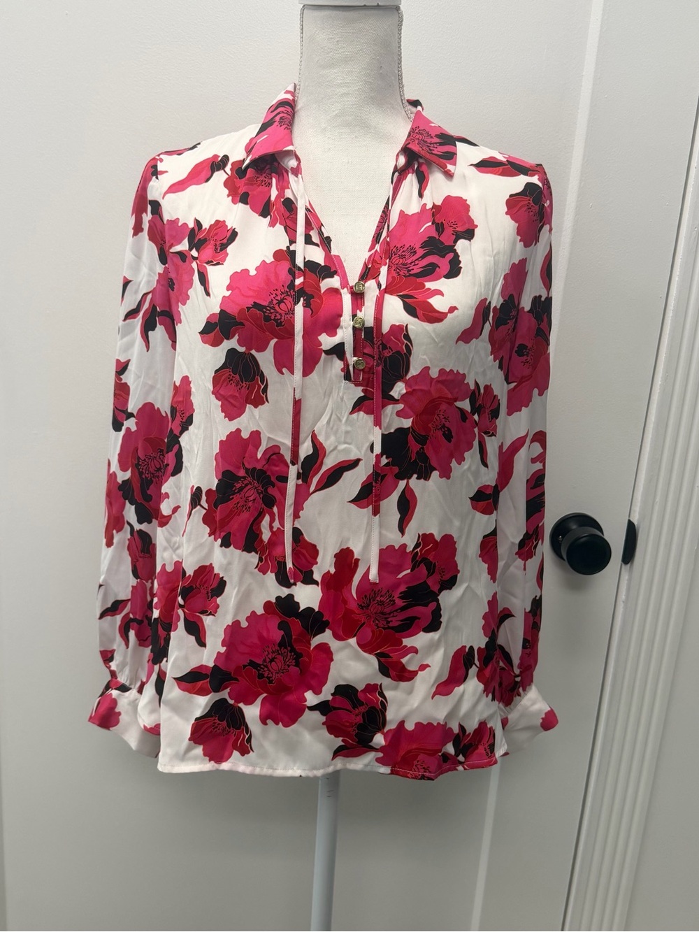 Pink White Floral Button And Tie Collar Blouse hi low Shiny